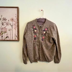 Vintage wool cardigan with lining. Embroidered details.